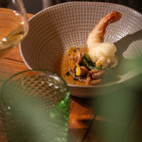 Een klassieke tartaar in een Aziatisch jasje, tartaar met smaken van wasabi en wakamé, daarnaast tempura gamba, soja shiitake en een vinaigrette van iki bier.