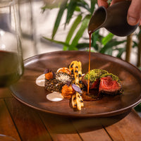 Dit hoofdgerecht brengt je naar de Marokkaanse keuken met smaken van medina, linzen en harira. Lamschump met witte asperges, munt, peterselie en nog veel meer kruidige smaken zoals we deze kennen uit deze keuken.