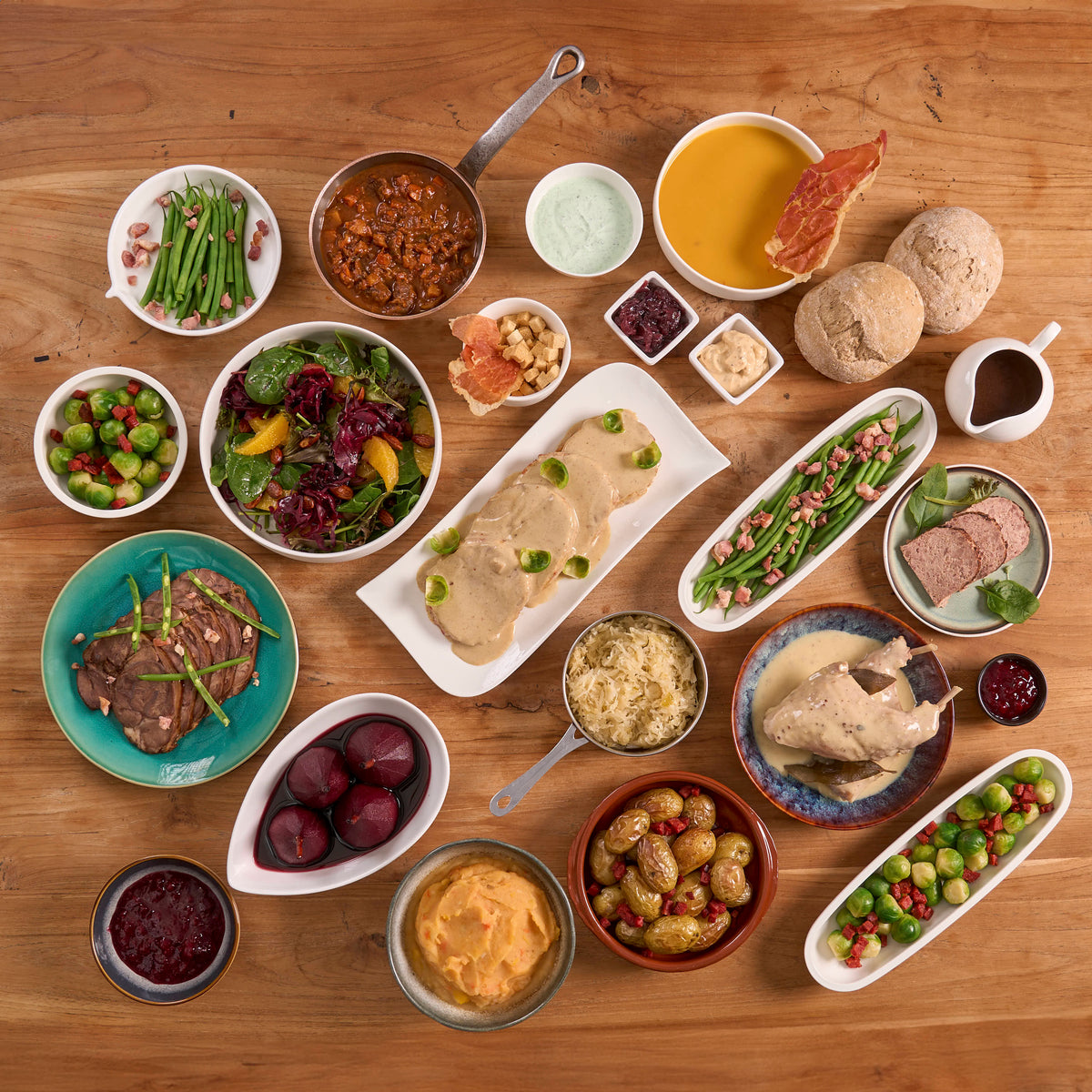 Shared Christmas dinner / classic Christmas table 